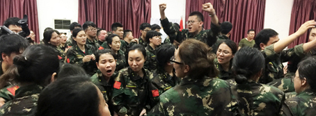人生路，堅(jiān)持方能成功，困難途中，攜手便是天堂！