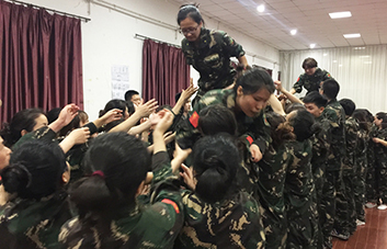 命運(yùn)全在拼擊，奮斗就是希望！火爆人，好樣的！