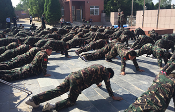 軍訓(xùn)現(xiàn)場(chǎng)，教官逐個(gè)檢查軍姿標(biāo)準(zhǔn)！