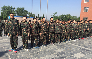 軍訓(xùn)現(xiàn)場(chǎng)，教官逐個(gè)檢查軍姿標(biāo)準(zhǔn)！