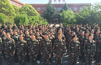 軍訓(xùn)現(xiàn)場(chǎng)，教官逐個(gè)檢查軍姿標(biāo)準(zhǔn)！