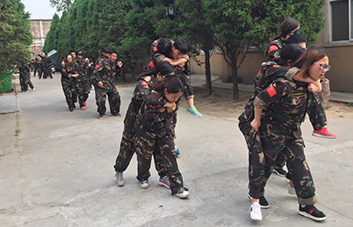 因?yàn)樾湃危还苎赝居卸嗝吹亩盖推D險(xiǎn)，我都將攙扶著你勇敢前行。