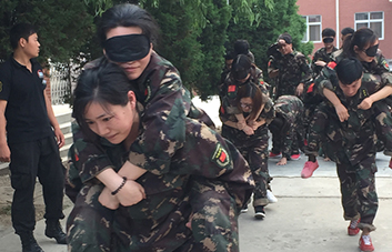 因?yàn)樾湃?，不管沿途有多么的陡峭艱險(xiǎn)，我都將攙扶著你勇敢前行。