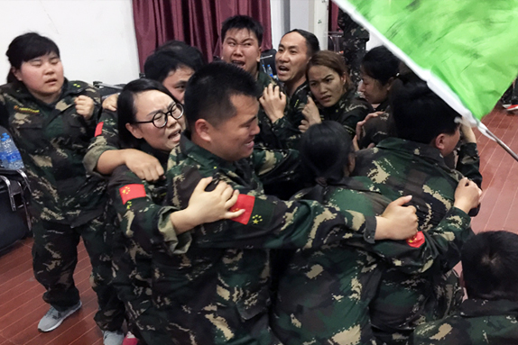 不輕言放棄，是對(duì)夢(mèng)想的執(zhí)著；不輕易服輸，是對(duì)成功的渴望！