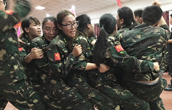 身體的疲憊，我們能夠堅(jiān)持，只因?yàn)閴?mèng)想和希望在前方！