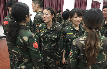 人生不易，要學(xué)會(huì)贊美他人！