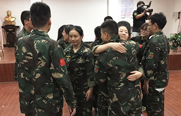 人生不易，要學(xué)會(huì)贊美他人！