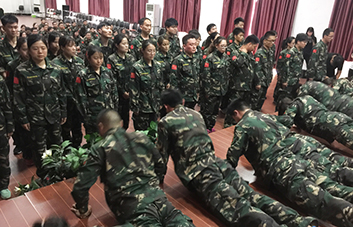 舉手表決，領(lǐng)袖魅力征服現(xiàn)象學(xué)員！