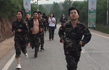 徒步拉練15公里，體驗(yàn)“長(zhǎng)征路”，磨礪火爆人血性虎氣！
